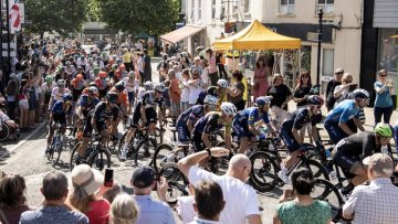 Cyklisté v pelotonu během etapového závodu