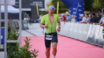 Riccardo Raso doplňuje energii během běžecké části triatlonu