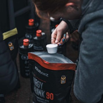 Příprava nápoje Nrgy Drink 90 s 90 gramy sacharidů v jedné dávce