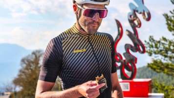 Arnaud si dává Training Bar, aby si během tréninku udržel energii
