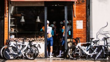 Cyklisté týmu NSN na kávové zastávce během společné vyjížďky