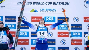 Tommy Giacomel s podporou Nduranz vítězí ve Světovém poháru v biatlonu