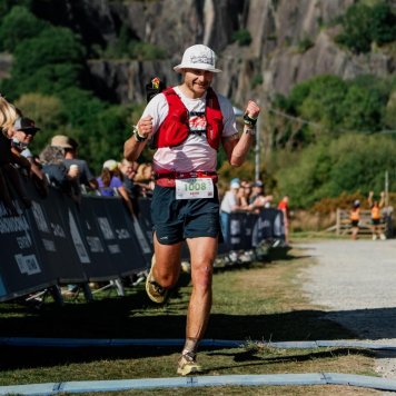 Keith Wigley protíná cílovou pásku Snowdonia 100k na 3. místě
