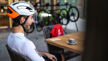Cyklista pije kávu před tréninkem
