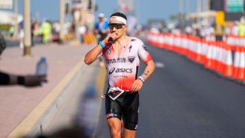 Vasco Vilaça doplňuje energii během triatlonu