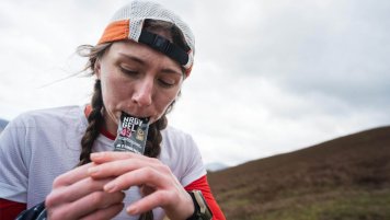 Trailová běžkyně doplňuje energii gelem Nrgy Gel 45