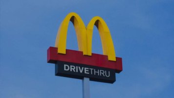 Burger z McDonald's jako palivo pro cyklisty na Race Across America