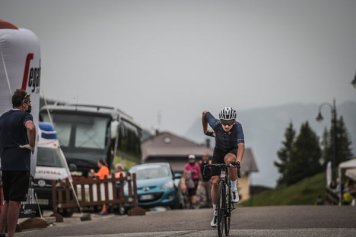 Tim Podlogar ve stoupání na granfondu v Dolomitech