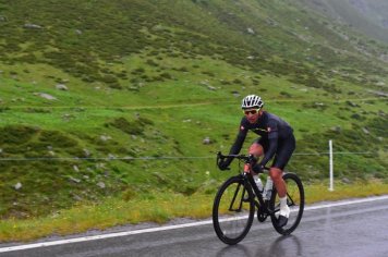 Cyklista v deštivém a chladném závodě