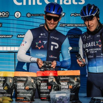 Cyklisté Israel-Premier Tech s gely Nduranz Nrgy Gels
