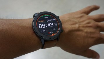 Sportovní hodinky s měřením tepové frekvence pro odhad spálených kalorií