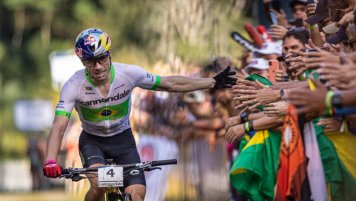 Henrique Avancini na horském kole