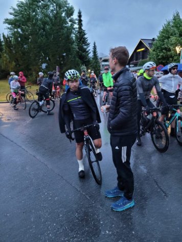 Tim Podlogar čeká na start Arlberg Giro v dešti