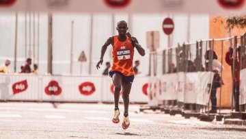 Jacob Kiplimo v cíli maratonu